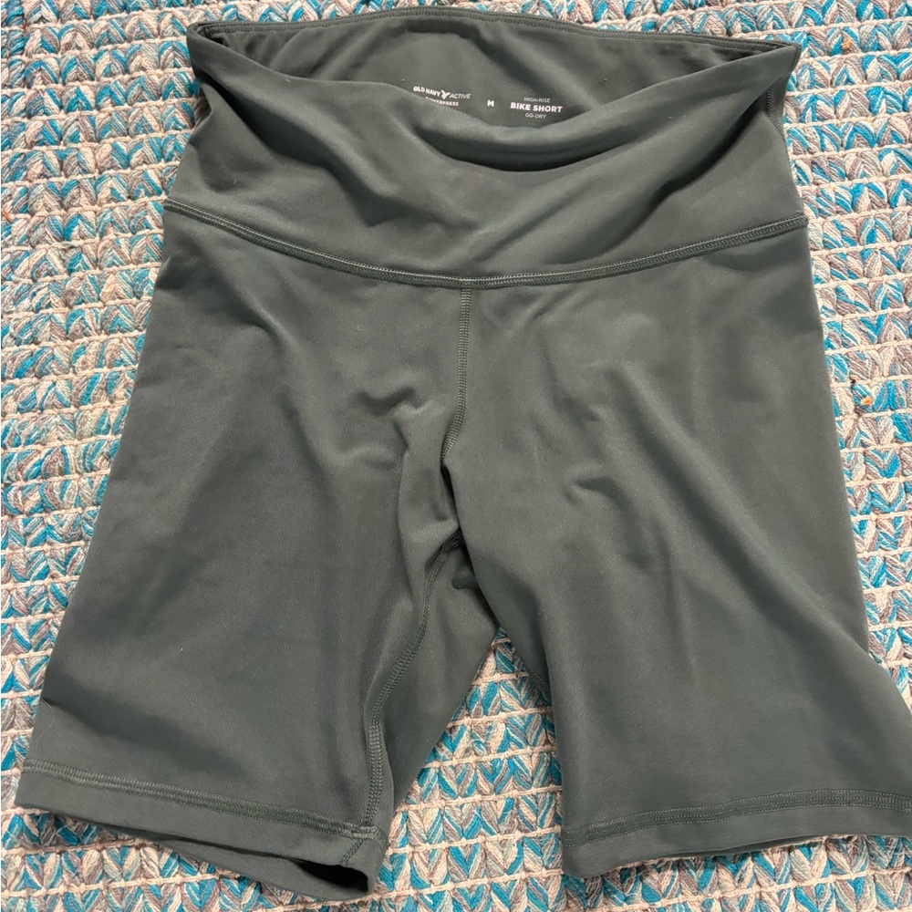 Green Old Navy bike shorts women’s medium